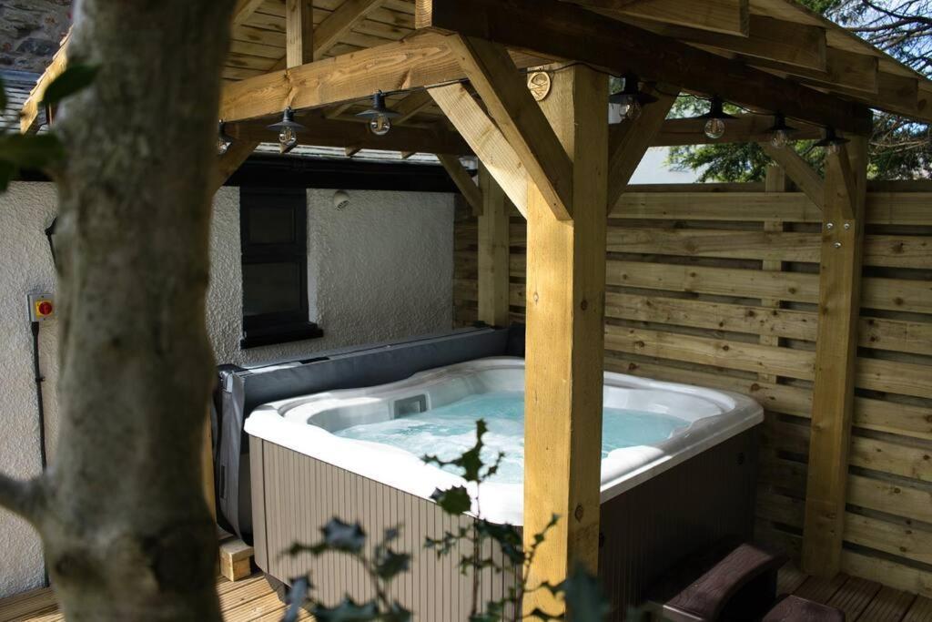 Luxurious Cottage With Hot Tub, Lake District Duddon Экстерьер фото