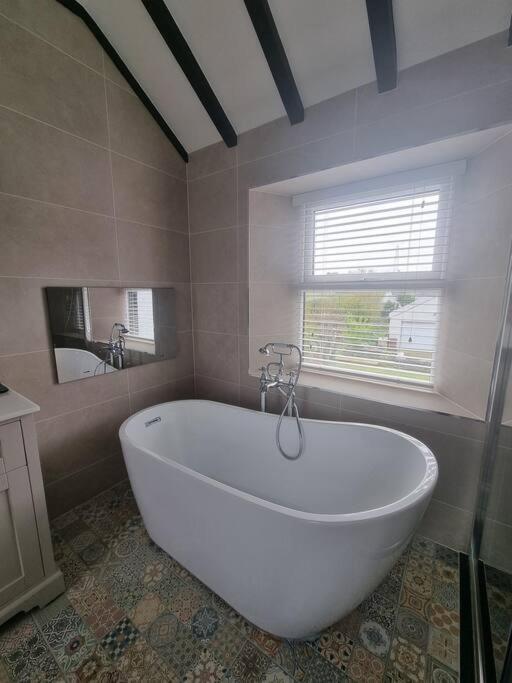 Luxurious Cottage With Hot Tub, Lake District Duddon Экстерьер фото