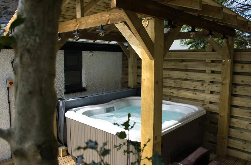 Luxurious Cottage With Hot Tub, Lake District Duddon Экстерьер фото